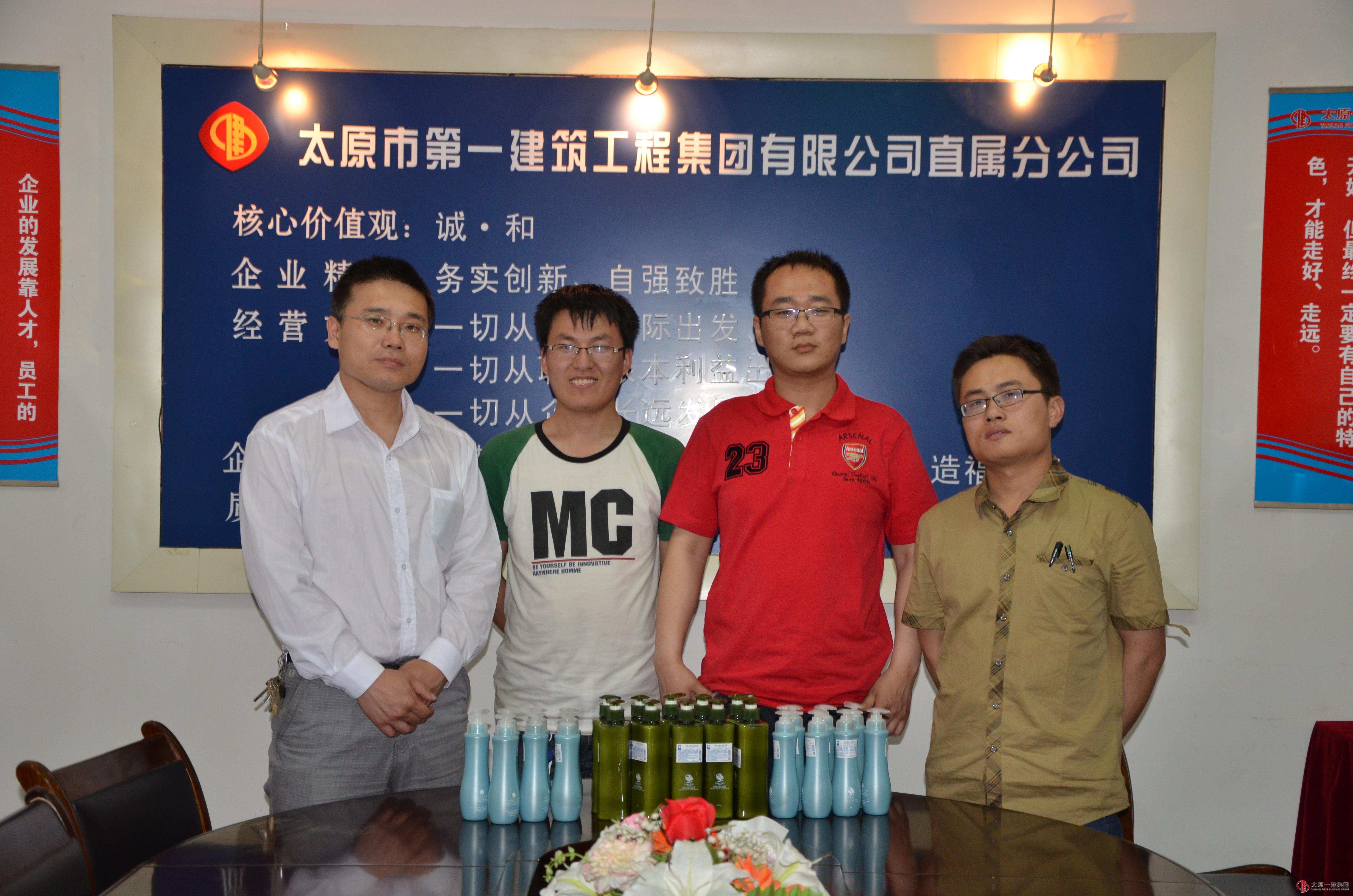 為過生日的員工發放禮物