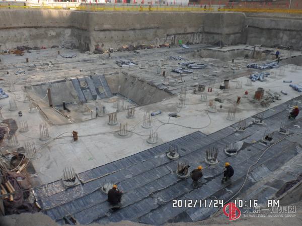 墊層澆筑后,鋪設(shè)防水