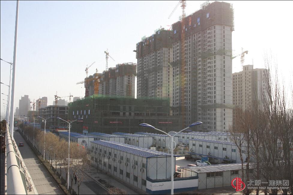 八分公司龍?zhí)铩俺侵写濉备脑旃こ趟臉硕?5-1#、15-2#樓主體結構封頂